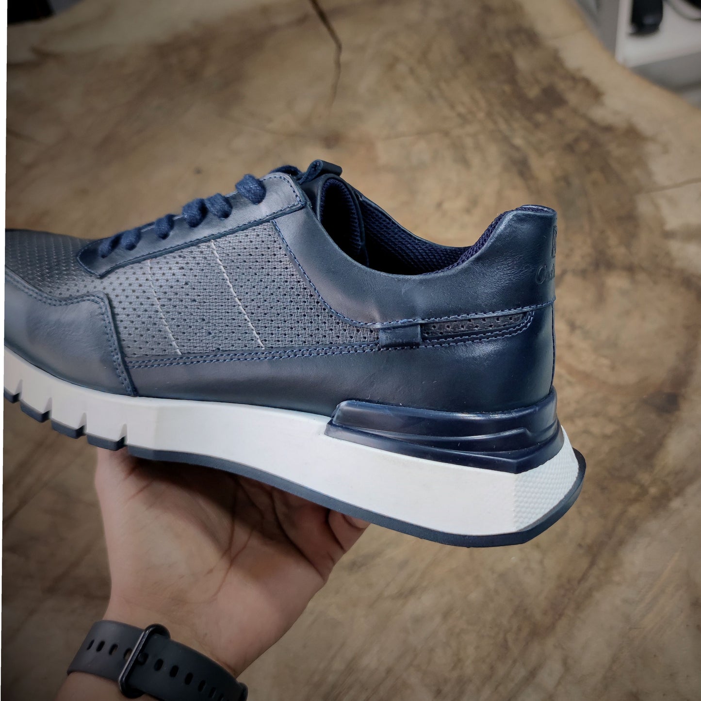 CÚSPIDE – Poder que Asciende con Estilo | Calzado sport 100% cuero azul con detalles perforados y suela blanca – Calzado CASTAFINA Sport esencial (Ref. CFZ-017)