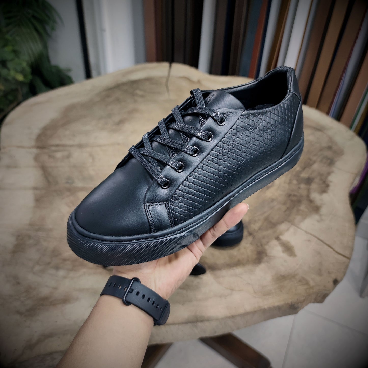 SOBERANO – Lujo que Impone | Combo de calzado sport negro texturizado y cinturón tejido a juego – CASTAFINA EXCLUSIVO (Ref. ZC-017)