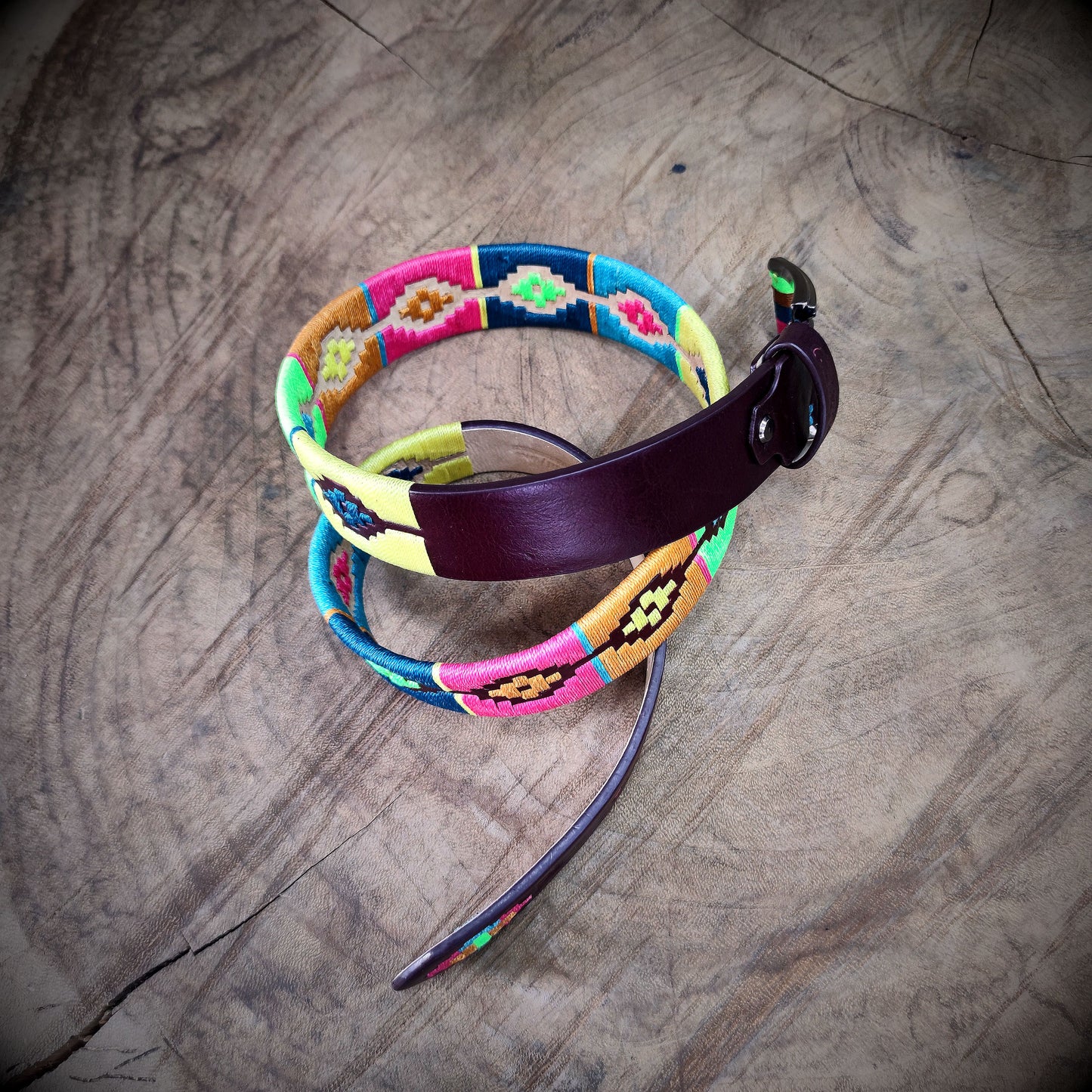 VITALIDAD – Energía que Enciende el Estilo | Cuero vino con tejido en colores vibrantes – Cinturón tejido CASTAFINA clásico (Ref. TC-058)