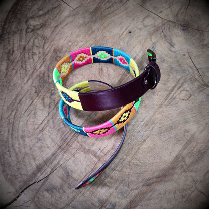 VITALIDAD – Energía que Enciende el Estilo | Cuero vino con tejido en colores vibrantes – Cinturón tejido CASTAFINA clásico (Ref. TC-058)