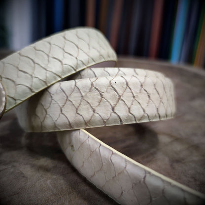 ESENCIA – Lujo Natural que Impone Presencia | Cuero marfil con textura escamada tipo exótica y hebilla dorada italiana – Cinturón CASTAFINA de lujo para mujer (Ref. CF-024)