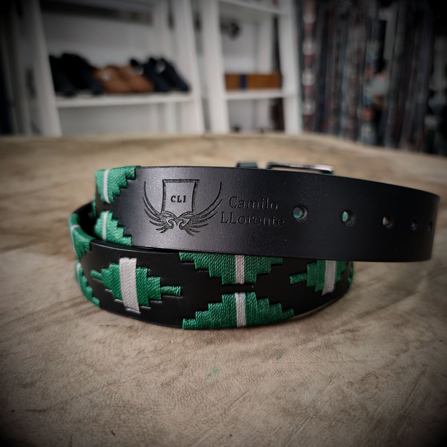 VIGÍA – Determinación que Protege tu Rumbo | Cuero negro con tejido verde intenso y gris – Cinturón tejido CASTAFINA clásico (Ref. TC-055)