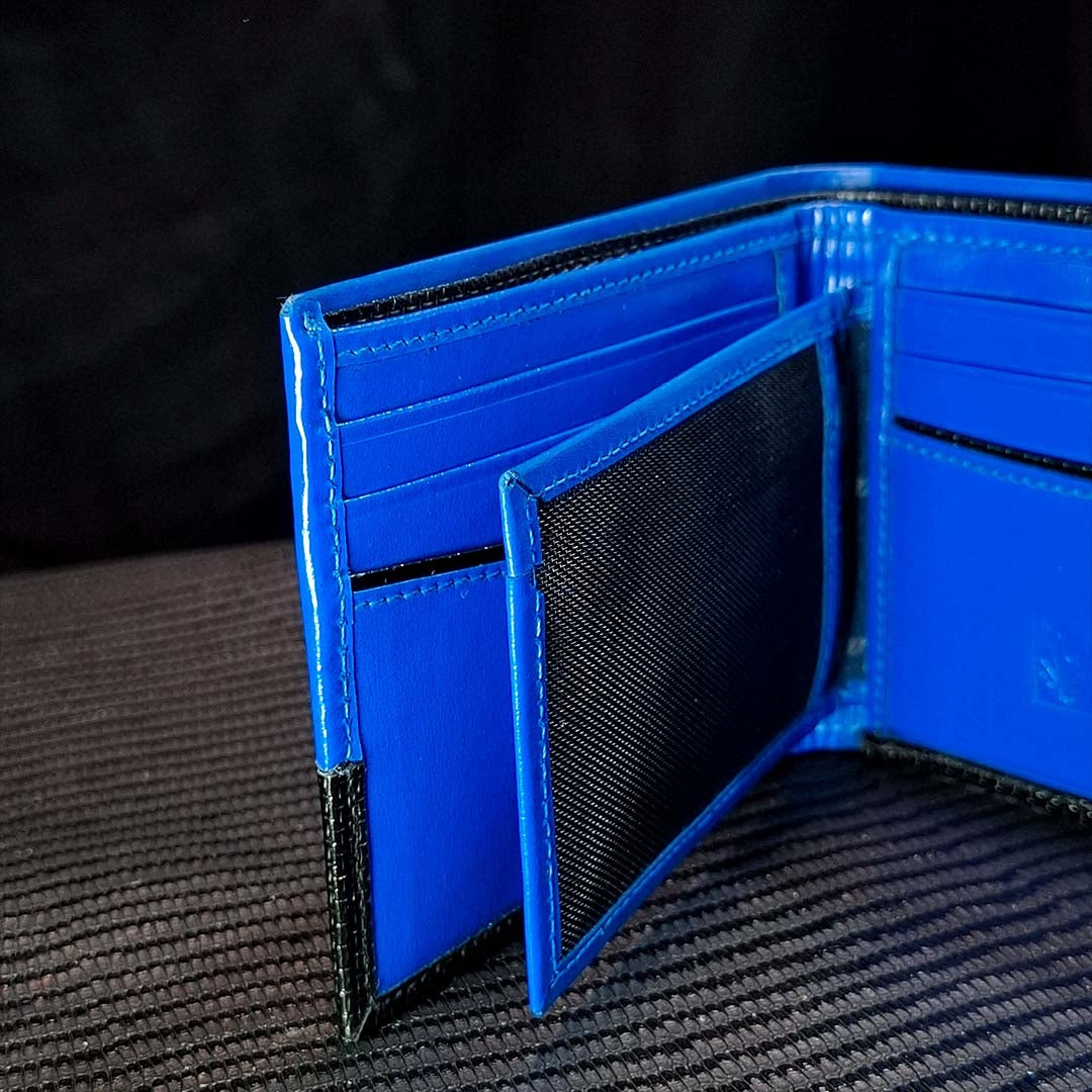 VANGUARDIA – Diseño que Rompe Esquemas | Cuero azul eléctrico con textura negra y bordado – Billetera CASTAFINA (Ref. BC-017)