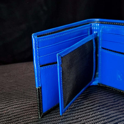 VANGUARDIA – Diseño que Rompe Esquemas | Cuero azul eléctrico con textura negra y bordado – Billetera CASTAFINA (Ref. BC-017)