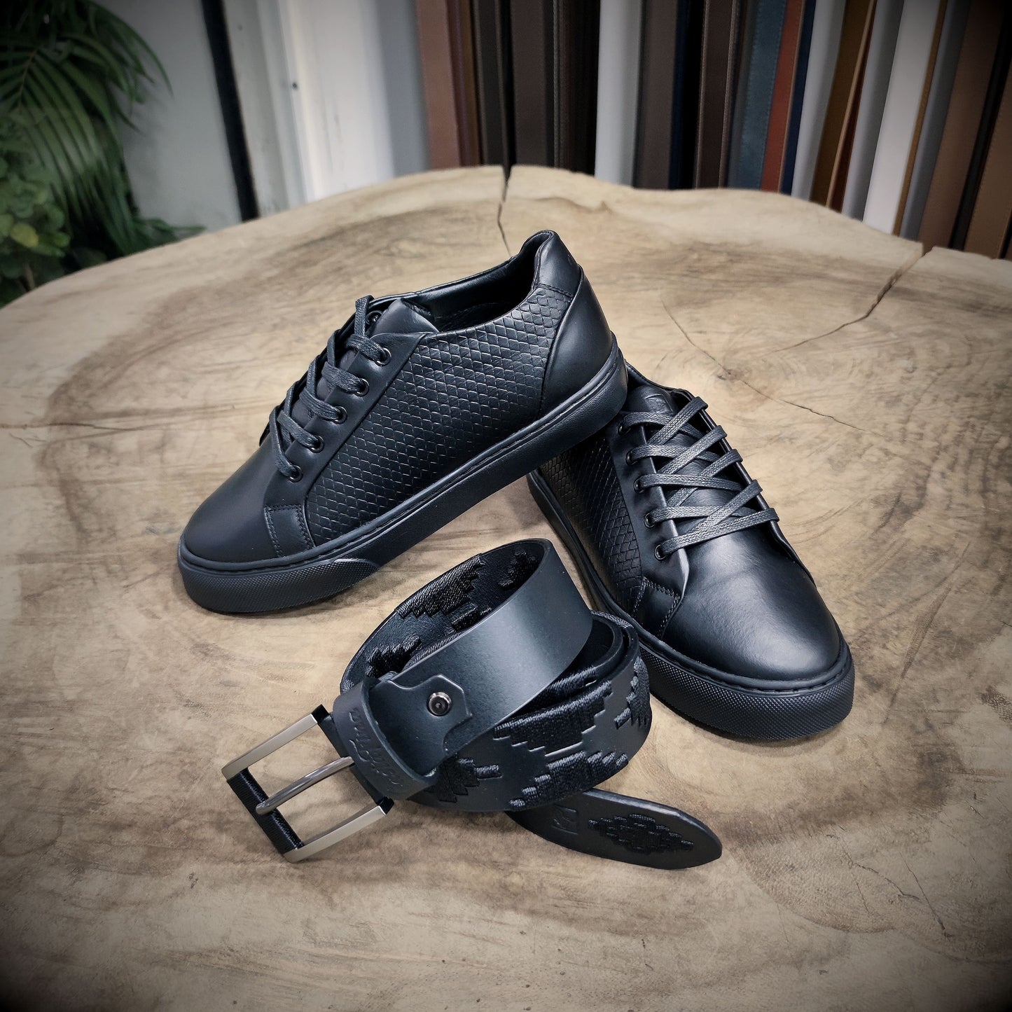 SOBERANO – Lujo que Impone | Combo de calzado sport negro texturizado y cinturón tejido a juego – CASTAFINA EXCLUSIVO (Ref. ZC-017)