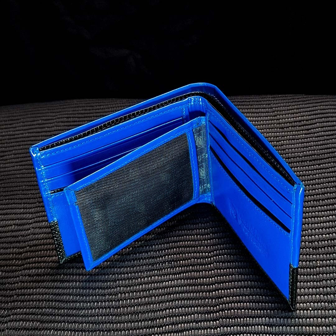 VANGUARDIA – Diseño que Rompe Esquemas | Cuero azul eléctrico con textura negra y bordado – Billetera CASTAFINA (Ref. BC-017)