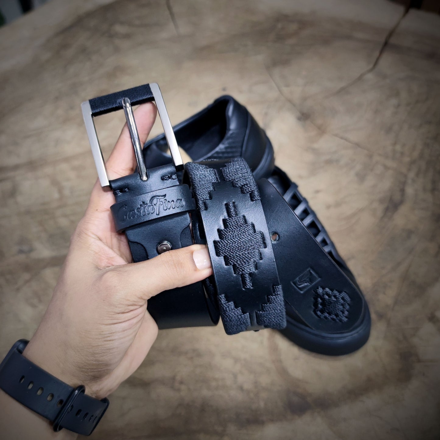 SOBERANO – Lujo que Impone | Combo de calzado sport negro texturizado y cinturón tejido a juego – CASTAFINA EXCLUSIVO (Ref. ZC-017)
