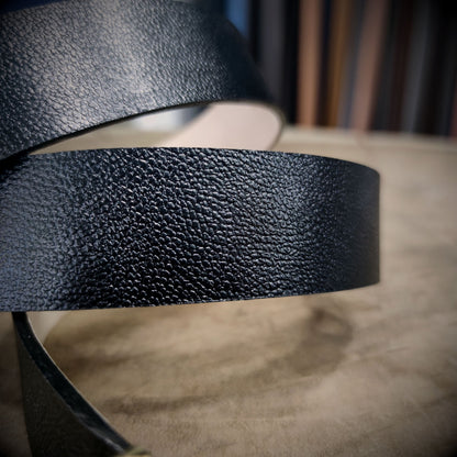 IMPERIO – Elegancia que Impone con Sutileza | Cuero negro con textura natural y herrajes en baño de ORO de 24K – Cinturón CASTAFINA de lujo para mujer (Ref. CF-027)