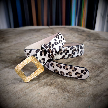 SALVAJEZA – Belleza que Ruge con Fuerza | Cuero al pelo con estampado animal print y hebilla cuadrada en baño de oro de 24K – Cinturón CASTAFINA de lujo para ellas (Ref. CF-059)