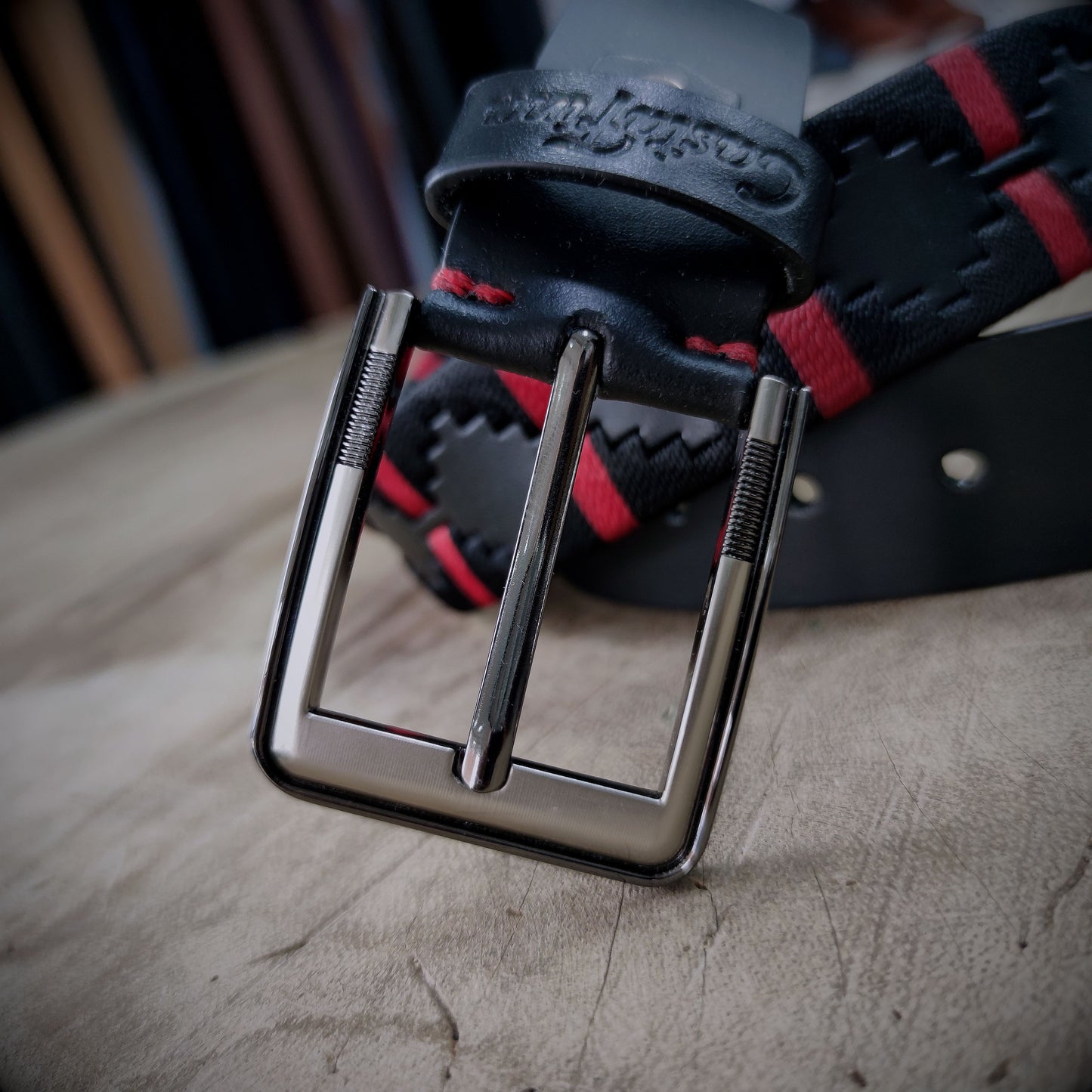 CENTINELA – Lealtad que Nunca Descansa | Cuero negro con tejido rojo y negro – Cinturón tejido CASTAFINA clásico (Ref. TC-056)