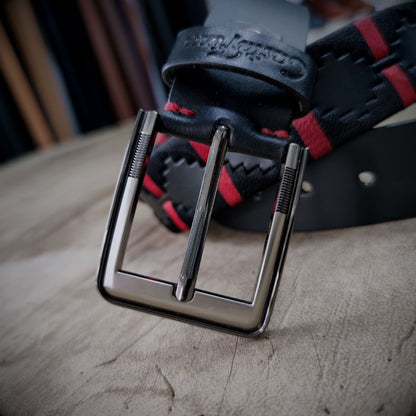 CENTINELA – Lealtad que Nunca Descansa | Cuero negro con tejido rojo y negro – Cinturón tejido CASTAFINA clásico (Ref. TC-056)