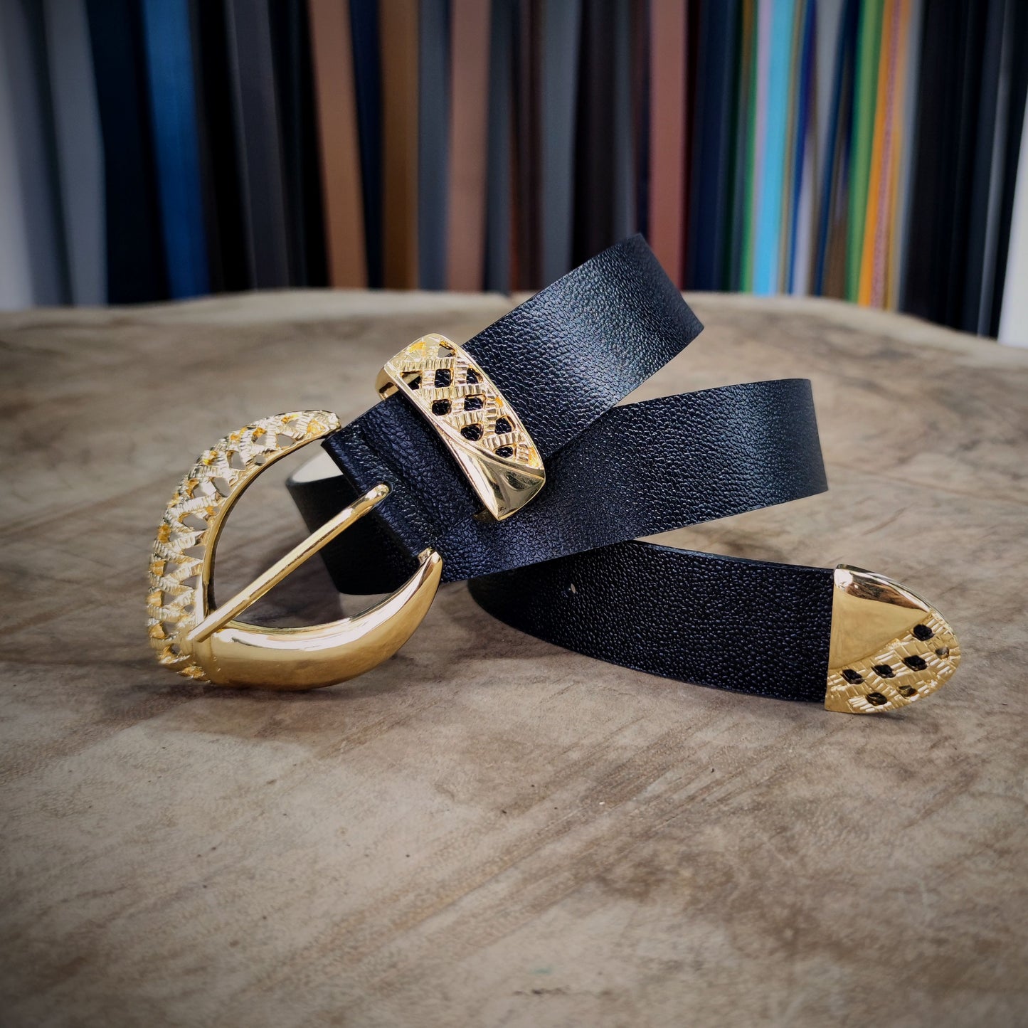 IMPERIO – Elegancia que Impone con Sutileza | Cuero negro con textura natural y herrajes en baño de ORO de 24K – Cinturón CASTAFINA de lujo para mujer (Ref. CF-027)