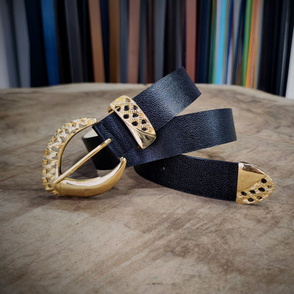 IMPERIO – Elegancia que Impone con Sutileza | Cuero negro con textura natural y herrajes en baño de ORO de 24K – Cinturón CASTAFINA de lujo para mujer (Ref. CF-027)