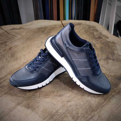 CÚSPIDE – Poder que Asciende con Estilo | Calzado sport 100% cuero azul con detalles perforados y suela blanca – Calzado CASTAFINA Sport esencial (Ref. CFZ-017)