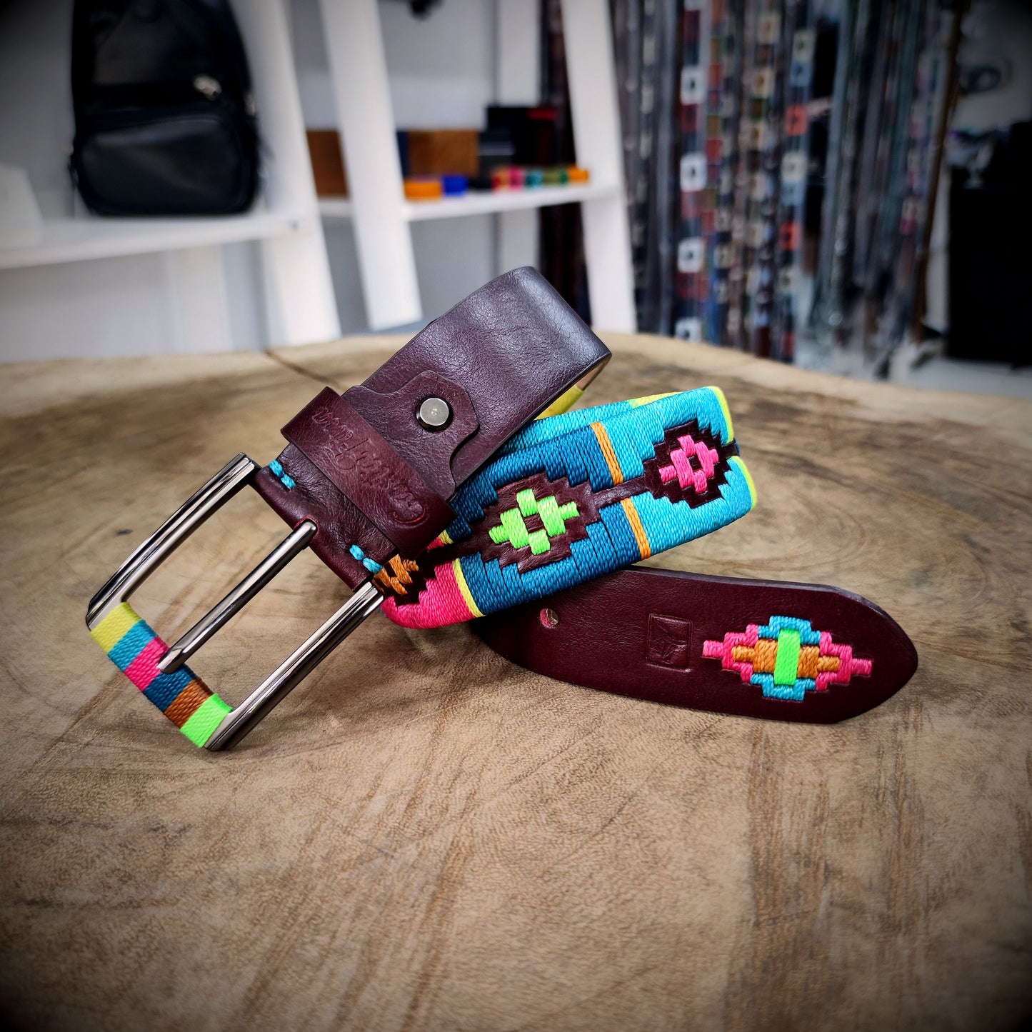 VITALIDAD – Energía que Enciende el Estilo | Cuero vino con tejido en colores vibrantes – Cinturón tejido CASTAFINA clásico (Ref. TC-058)
