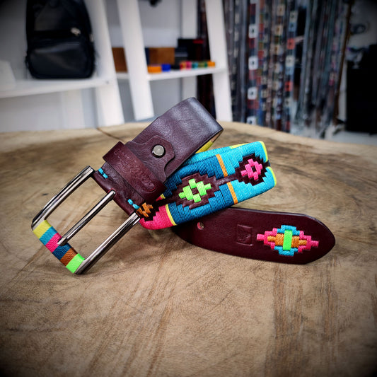 VITALIDAD – Energía que Enciende el Estilo | Cuero vino con tejido en colores vibrantes – Cinturón tejido CASTAFINA clásico (Ref. TC-058)