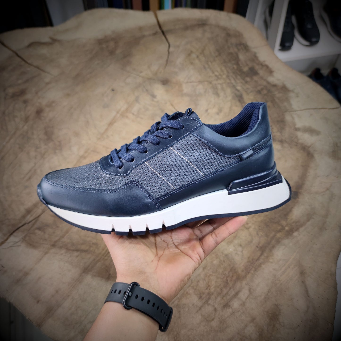 CÚSPIDE – Poder que Asciende con Estilo | Calzado sport 100% cuero azul con detalles perforados y suela blanca – Calzado CASTAFINA Sport esencial (Ref. CFZ-017)