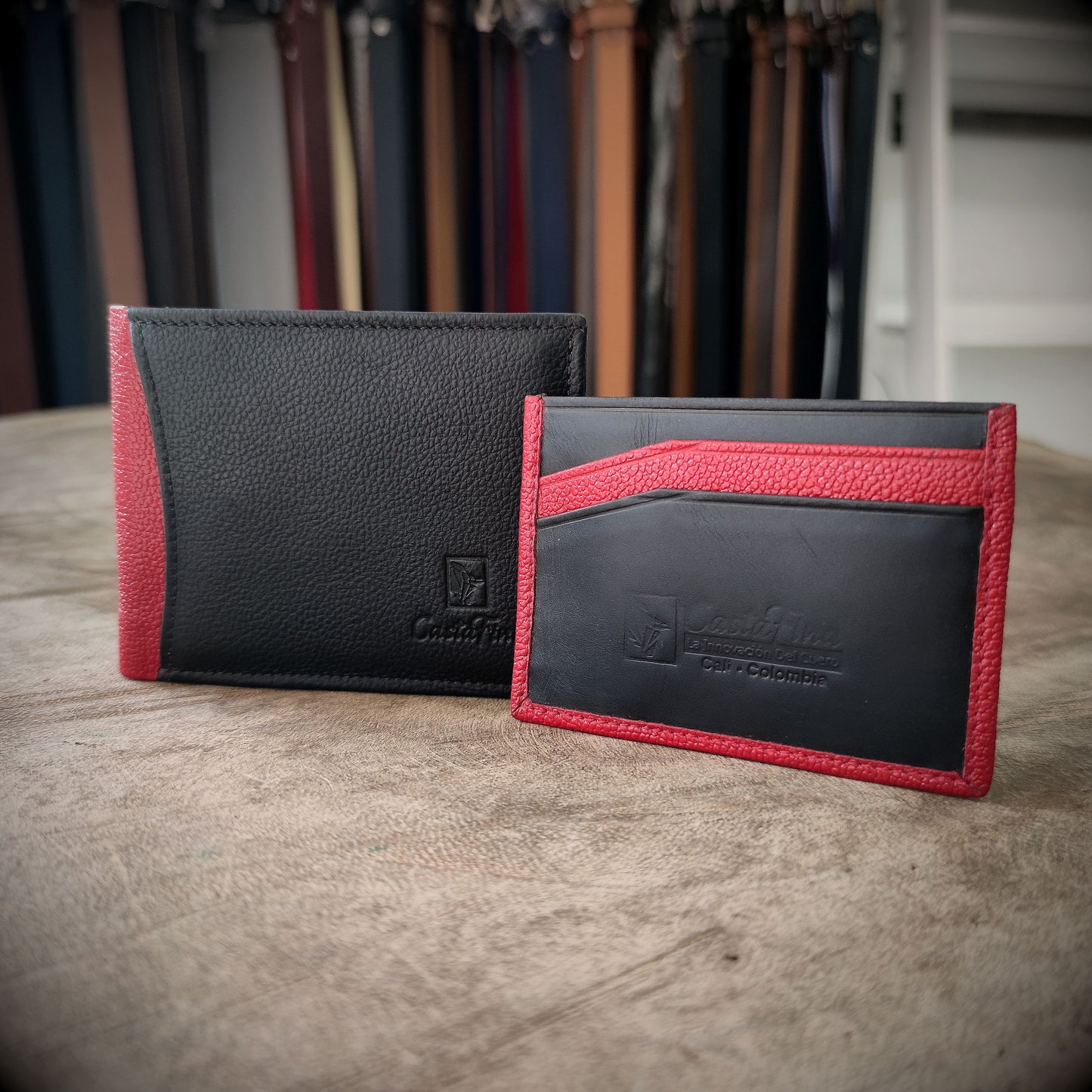 FURIA NEGRA – Poder y Precisión en Cada Detalle | Cuero negro con acentos rojos y tarjetero extraíble – Billetera CASTAFINA (Ref. BC-019)