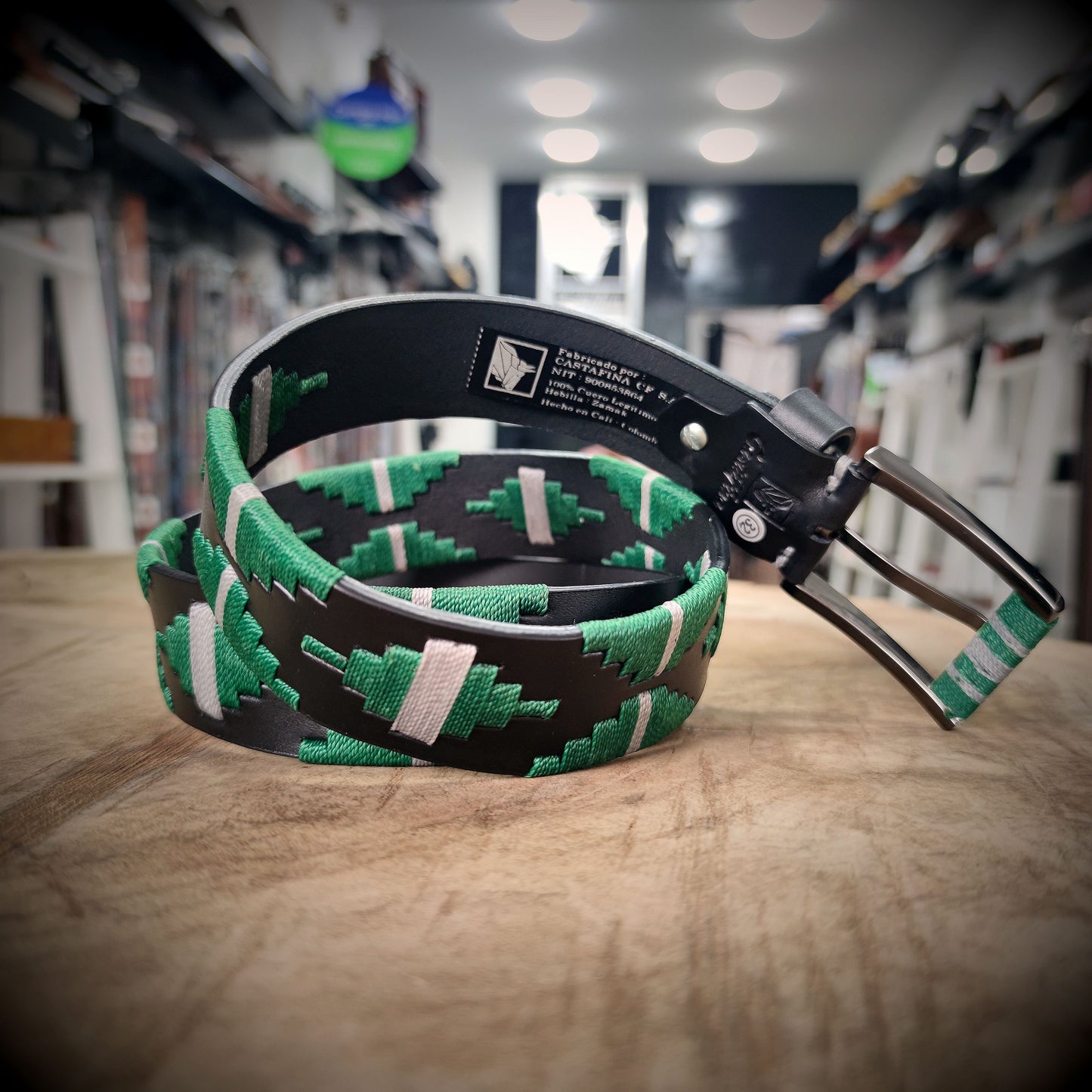 VIGÍA – Determinación que Protege tu Rumbo | Cuero negro con tejido verde intenso y gris – Cinturón tejido CASTAFINA clásico (Ref. TC-055)