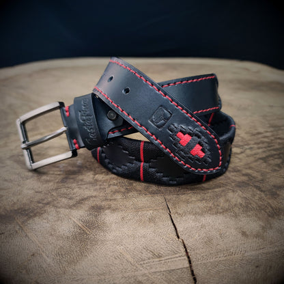 TORO – Poder que Deja Huella | Cuero negro con tejido negro y apliques rojos, borde tejido artesanal y personalización pintada en rojo – Cinturón tejido CASTAFINA clásico (Ref. TC-058)