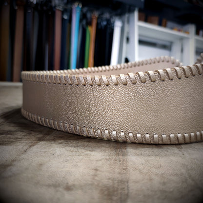 MAJESTAD – Poder que Abraza tu Cintura | Cuero champagne con textura martillada y doble hebilla dorada – Cinturón ancho CASTAFINA de lujo para ellas (Ref. CF-058)