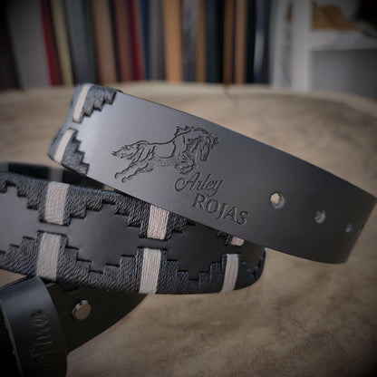 FARO – Elegancia que Marca el Camino | Cuero negro con tejido negro y apliques gris claro – Cinturón tejido CASTAFINA clásico (Ref. TC-059)