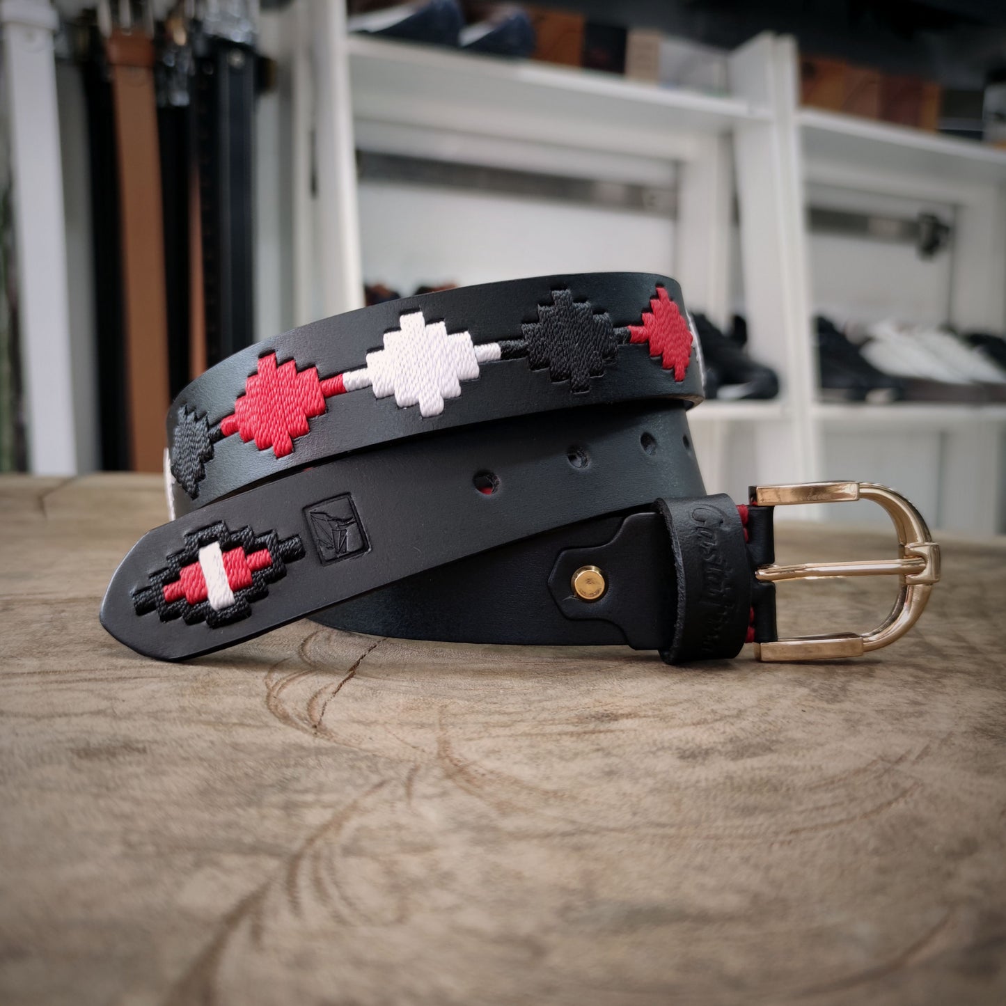HERENCIA VIVA – Fuerza que Trasciende | Cuero negro con tejido rojo intenso, blanco puro y negro profundo – Cinturón tejido CASTAFINA CLÁSICO para dama (Ref. TCD-026)
