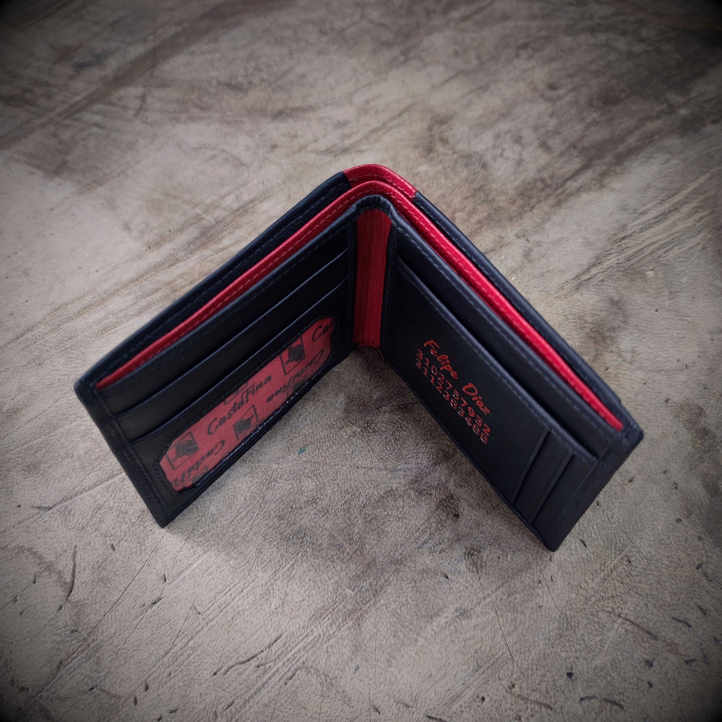 FURIA ROJA – Pasión sobre Ruedas | Cuero negro con rojo, diseño especial Ducati y tarjetero extraíble – Billetera CASTAFINA (Ref. BC-018)