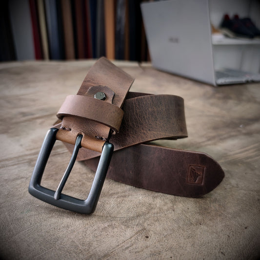 ÉPICO – Cuero con Historia y Carácter | Café envejecido con textura marcada y hebilla grafito mate – Cinturón Sport CASTAFINA (Ref. SP-049)