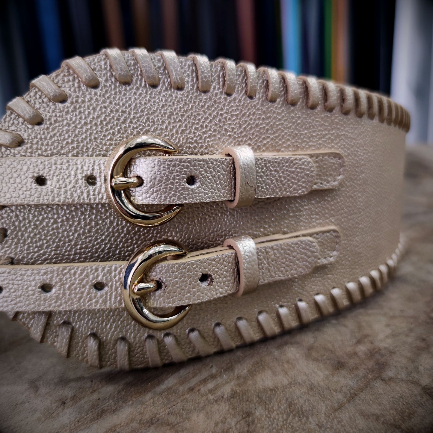 MAJESTAD – Poder que Abraza tu Cintura | Cuero champagne con textura martillada y doble hebilla dorada – Cinturón ancho CASTAFINA de lujo para ellas (Ref. CF-058)