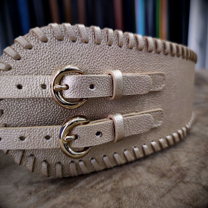 MAJESTAD – Poder que Abraza tu Cintura | Cuero champagne con textura martillada y doble hebilla dorada – Cinturón ancho CASTAFINA de lujo para ellas (Ref. CF-058)