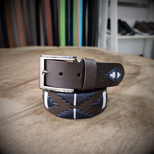 SÍNTESIS – Elegancia que Habla por Ti | Cuero chocolate con tejido en azul oscuro y blanco – Cinturón tejido CASTAFINA clásico (Ref. TC-063)