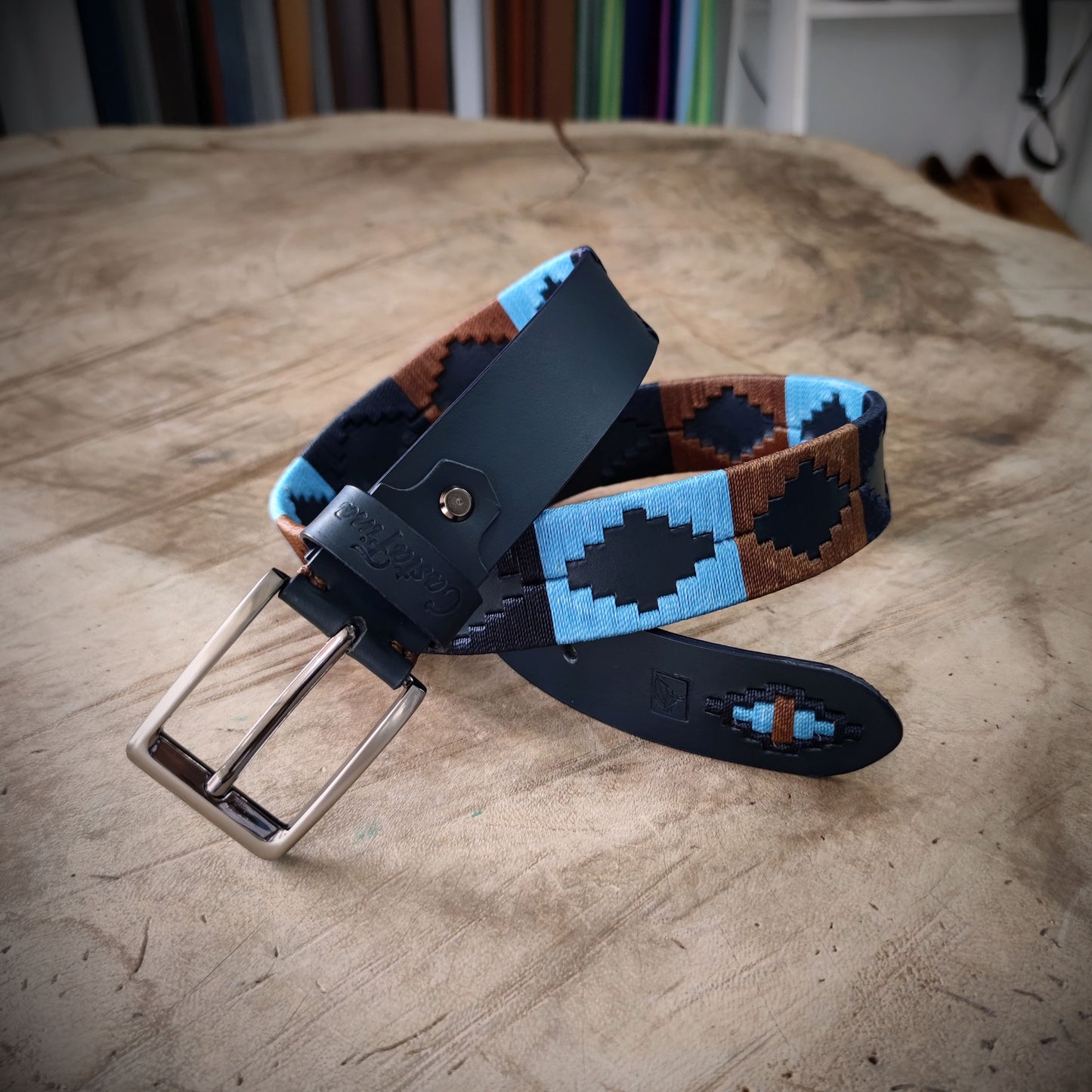 TITÁN – Poder que Impone Respeto | Cuero negro con tejido azul cielo, café y azul oscuro – Cinturón tejido CASTAFINA clásico (Ref. TC-048)