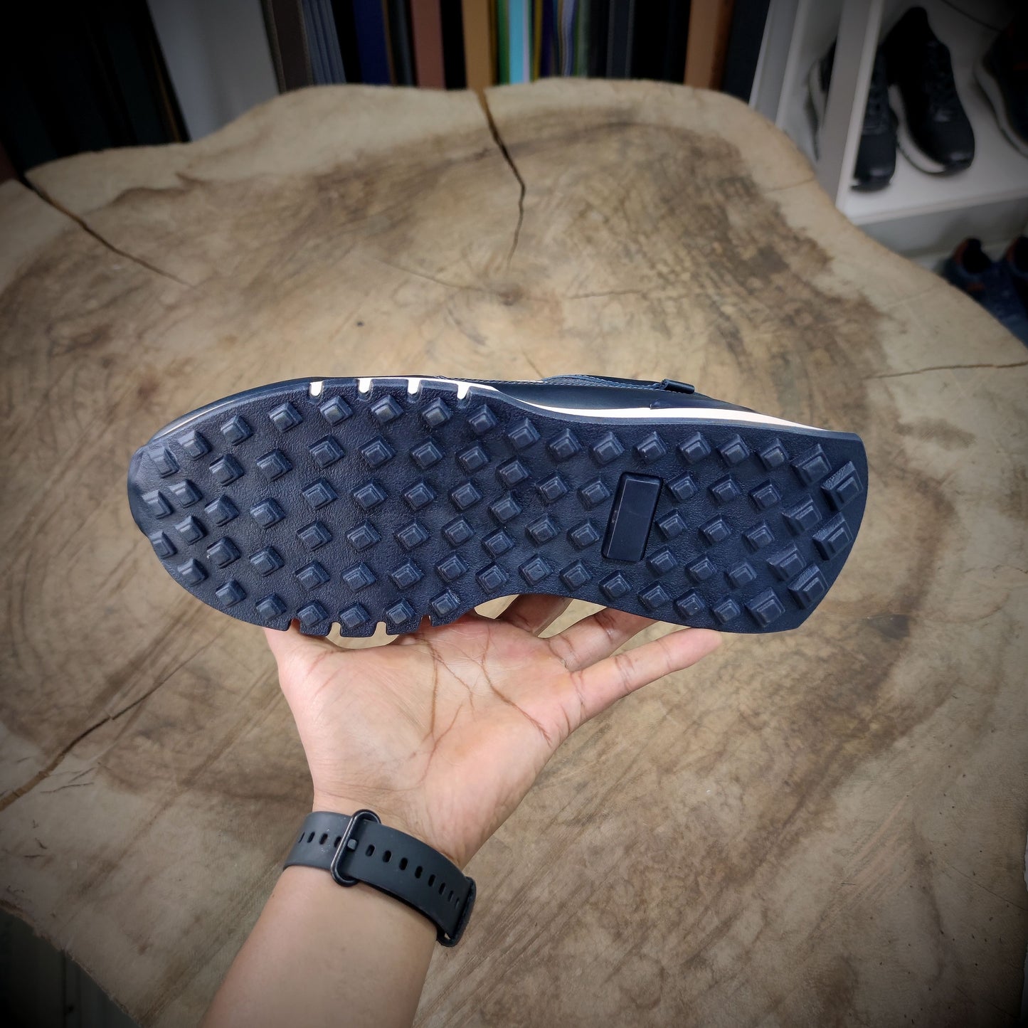 CÚSPIDE – Poder que Asciende con Estilo | Calzado sport 100% cuero azul con detalles perforados y suela blanca – Calzado CASTAFINA Sport esencial (Ref. CFZ-017)