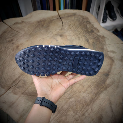 CÚSPIDE – Poder que Asciende con Estilo | Calzado sport 100% cuero azul con detalles perforados y suela blanca – Calzado CASTAFINA Sport esencial (Ref. CFZ-017)