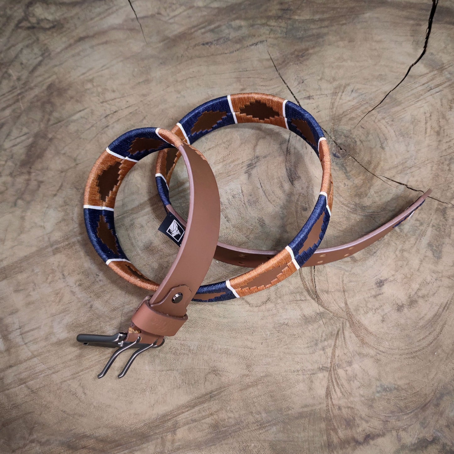 VITAL – Elegancia que Impulsa | Cuero caramelo con tejido en azul oscuro, caramelo y blanco – Cinturón tejido CASTAFINA clásico (Ref. TC-044)