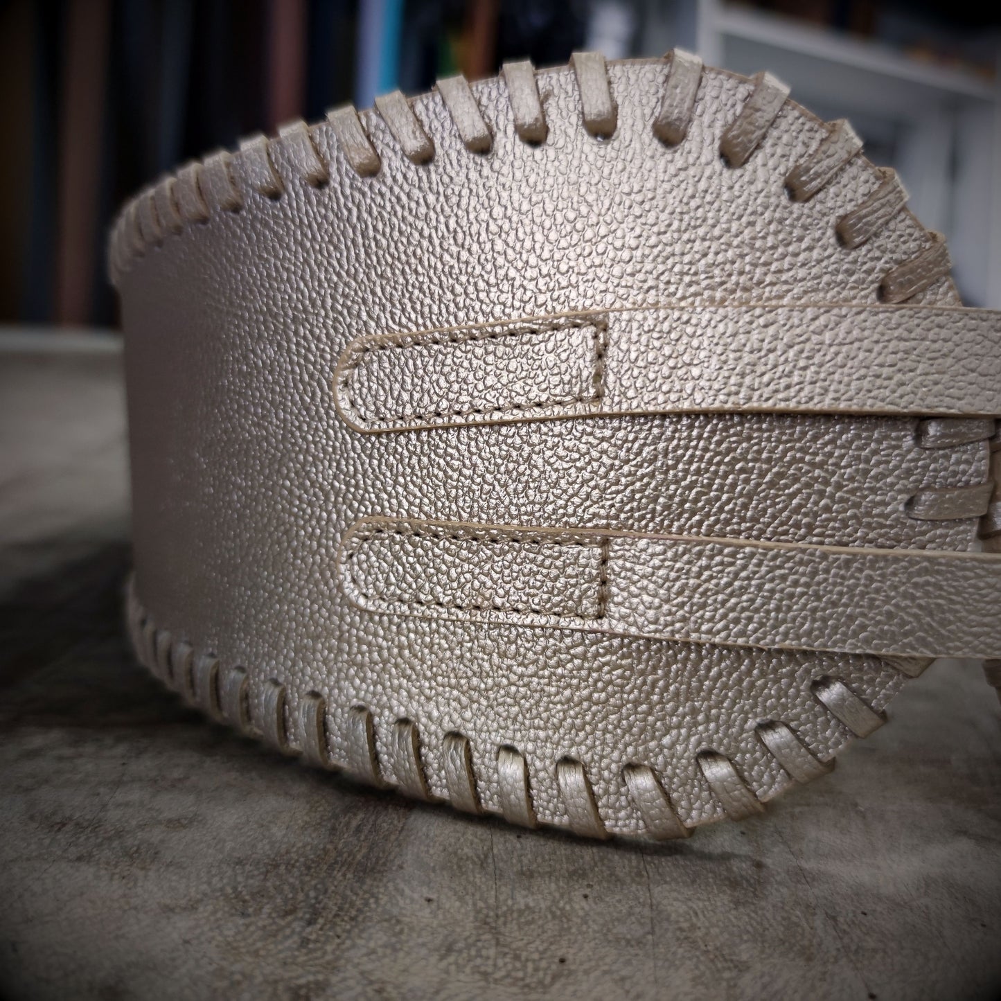 MAJESTAD – Poder que Abraza tu Cintura | Cuero champagne con textura martillada y doble hebilla dorada – Cinturón ancho CASTAFINA de lujo para ellas (Ref. CF-058)