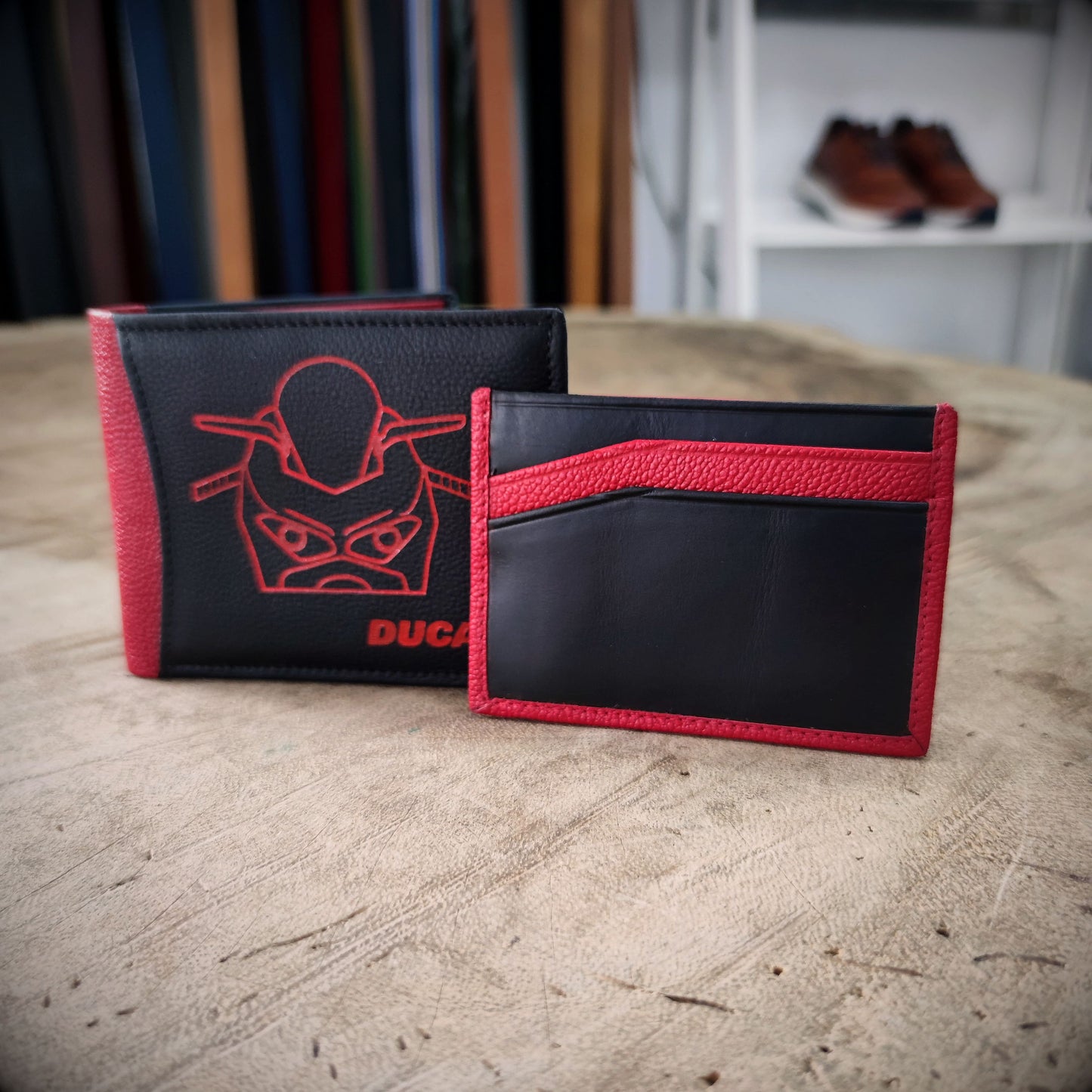 FURIA ROJA – Pasión sobre Ruedas | Cuero negro con rojo, diseño especial Ducati y tarjetero extraíble – Billetera CASTAFINA (Ref. BC-018)