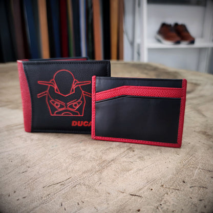 FURIA ROJA – Pasión sobre Ruedas | Cuero negro con rojo, diseño especial Ducati y tarjetero extraíble – Billetera CASTAFINA (Ref. BC-018)
