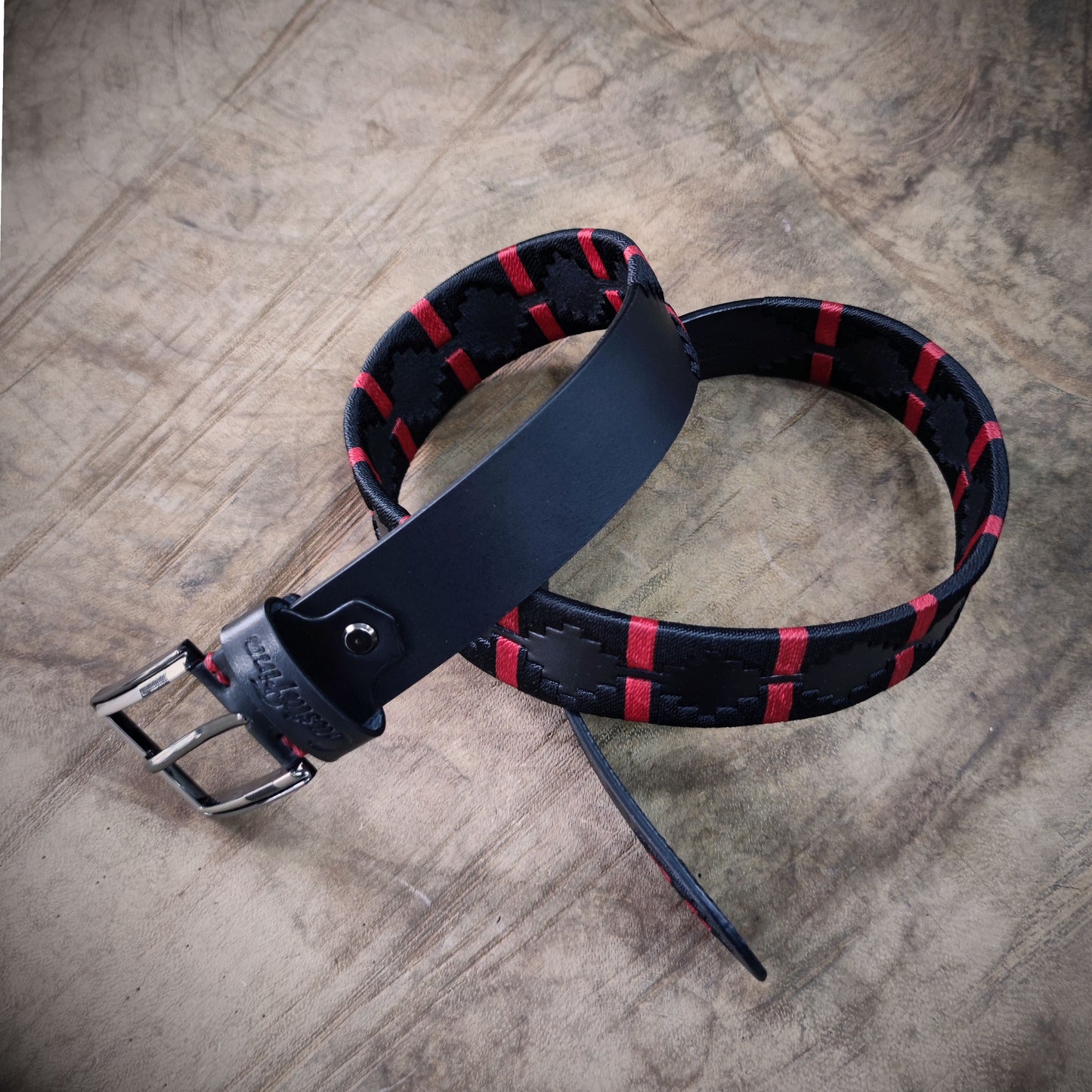 CENTINELA – Lealtad que Nunca Descansa | Cuero negro con tejido rojo y negro – Cinturón tejido CASTAFINA clásico (Ref. TC-056)