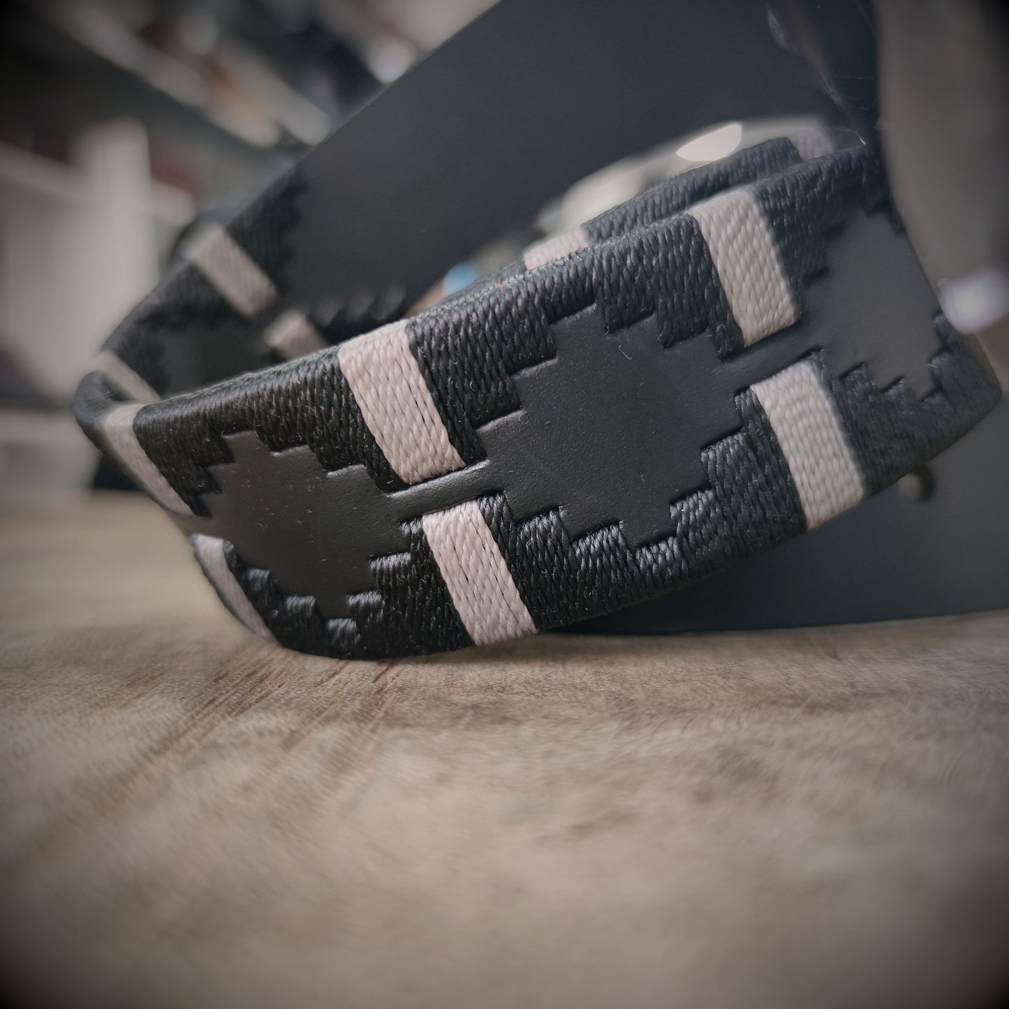 FARO – Elegancia que Marca el Camino | Cuero negro con tejido negro y apliques gris claro – Cinturón tejido CASTAFINA clásico (Ref. TC-059)