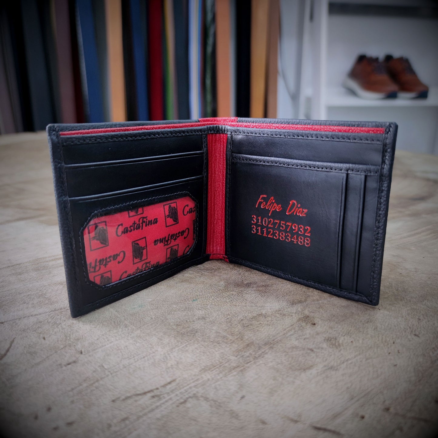 FURIA ROJA – Pasión sobre Ruedas | Cuero negro con rojo, diseño especial Ducati y tarjetero extraíble – Billetera CASTAFINA (Ref. BC-018)